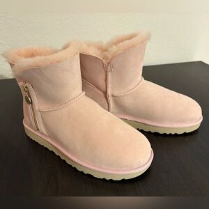 UGG Bailey Mini Zip Boots with Sheepskin Lining (Soft Pink)